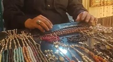صانع الأحجار الكريمة: كل قطعة تتميز بجمالها، ولا حجر يجلب الحظ أو الرزق - فيديو