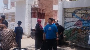 طلاب الإعدادية في المنيا يحتفلون بخروجهم بعد اجتياز امتحاني الإنجليزي والهندسة - فيديو