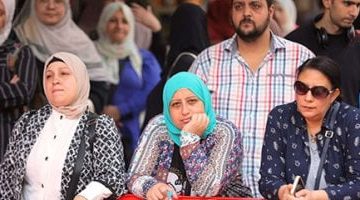 في حرارة الطقس: أمهات ينتظرن أبنائهن أمام لجان الثانوية العامة - فيديو
