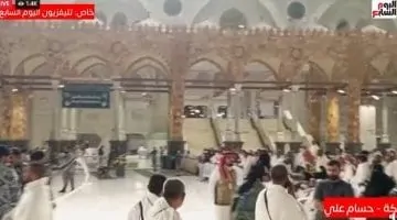 ممر شرفي للمعتمرين قبل دخول الكسوة الجديدة للكعبة (فيديو)