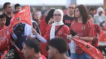 هتافات جماهير الأهلي قبل مواجهة بورتو.. طفل يشارك بأداء النشيد الوطني - فيديو