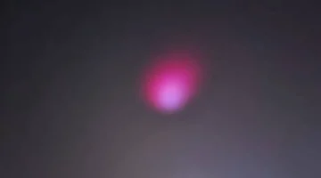 ظاهرة غريبة: ظهور بقعة وردية في سماء شمال غربي السعودية