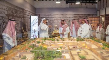 نائب أمير منطقة حائل يستعرض إبداعات الحرفيين في "بيت حائل 2025" ويشيد بجهودهم - أخبار السعودية