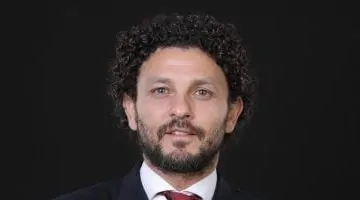 أسطورة هولندا يهاجم حسام غالي بعد طرده من أندية أوروبا بسبب عقليته - فيديو