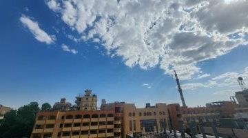 غيمة كثيفة تخيم على سماء الأقصر وتحذيرات من تغييرات جوية.. فيديو