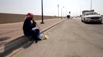 صدمة في السعودية: كاميرا مراقبة تكشف تصرفًا غريبًا لعمال النظافة يثير الاستغراب!
